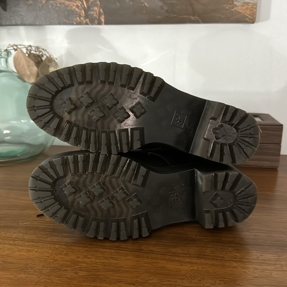 DR MARTENS LEONA PLATFORM BOOTS - Picture 3 of 7